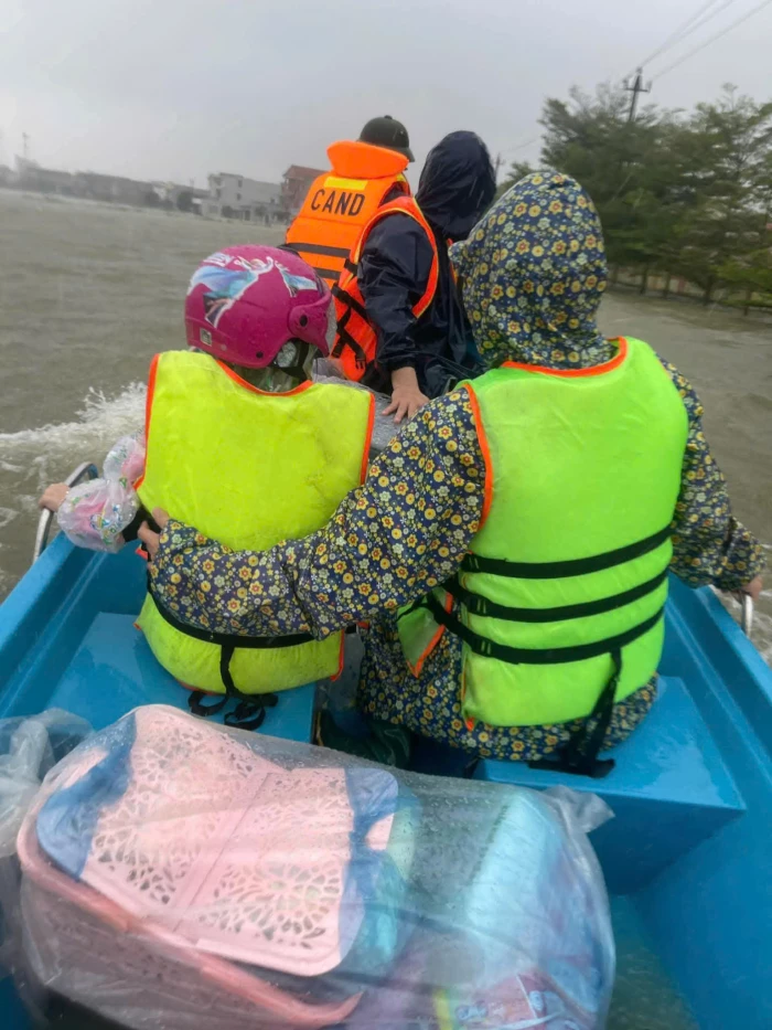 Công an xã Lệ Thủy vượt mưa lũ kịp thời đưa sản phụ đến bệnh viện an toàn