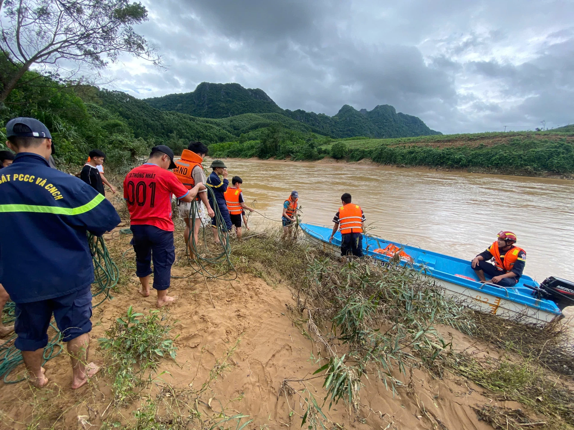 Các lực lượng triển khai ứng cứu 3 công dân bị mắc kẹt do nước lũ - Ảnh: CAQT
