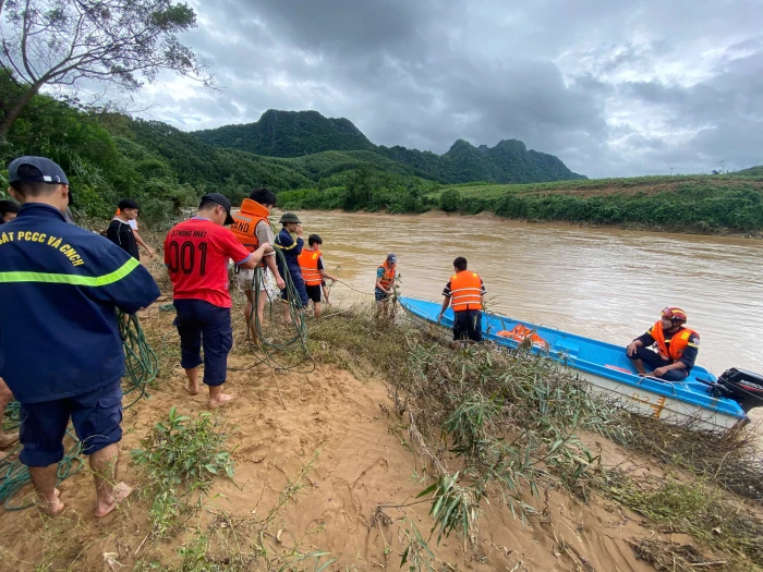 Tiếp tục giải cứu thành công 3 trường hợp mắc kẹt do nước lũ tại xã Hiếu Giang