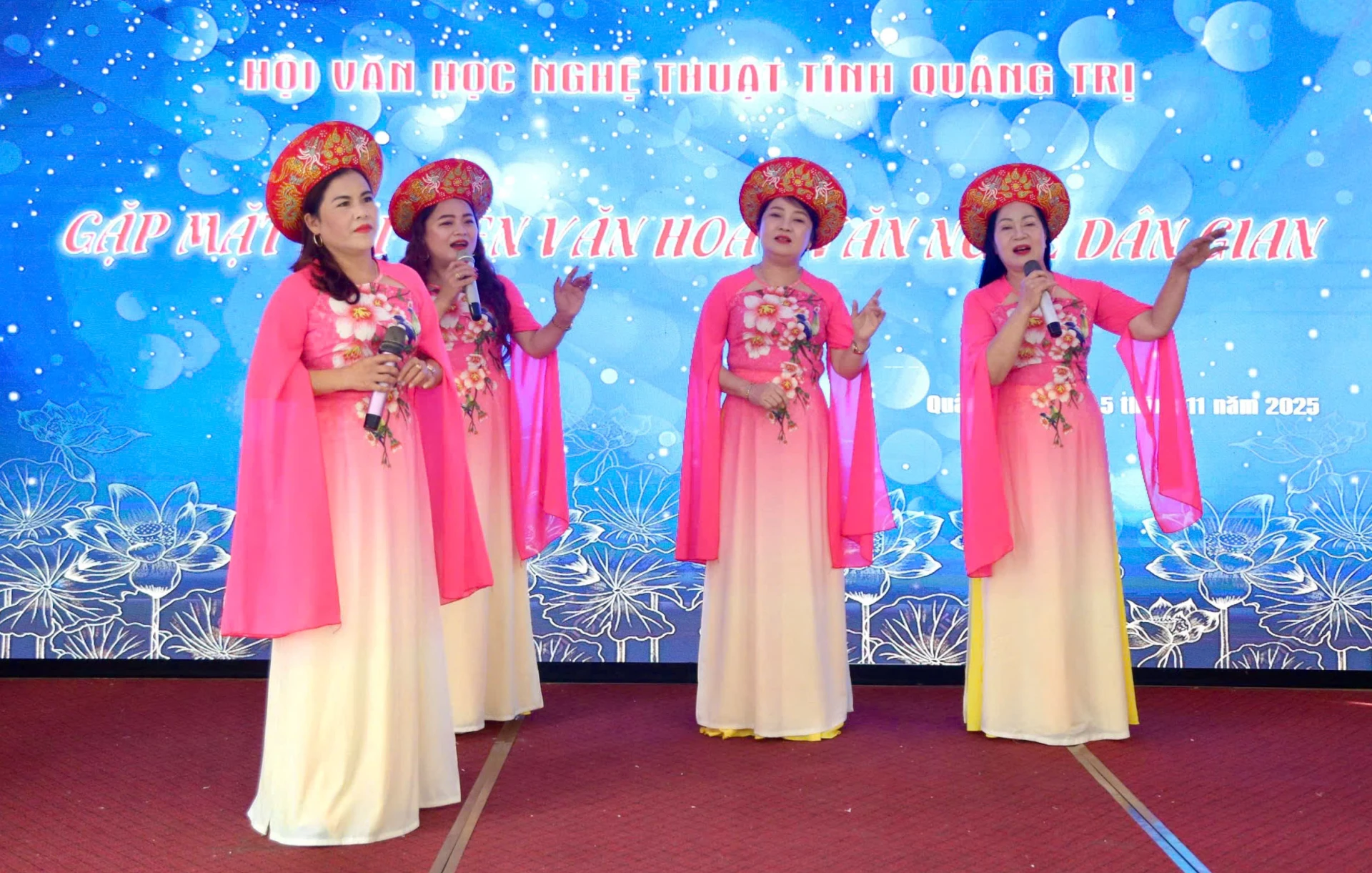 Các hội viên giao lưu văn nghệ - Ảnh: M.Đ