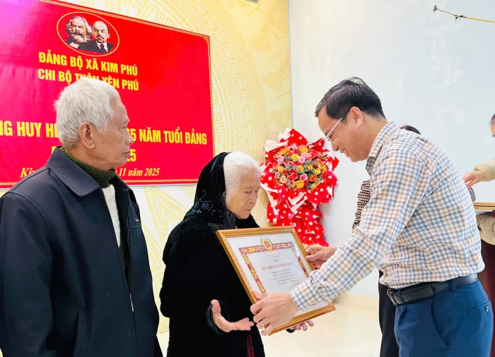 Đảng bộ xã Kim Phú: 15 đảng viên vinh dự nhận Huy hiệu Đảng