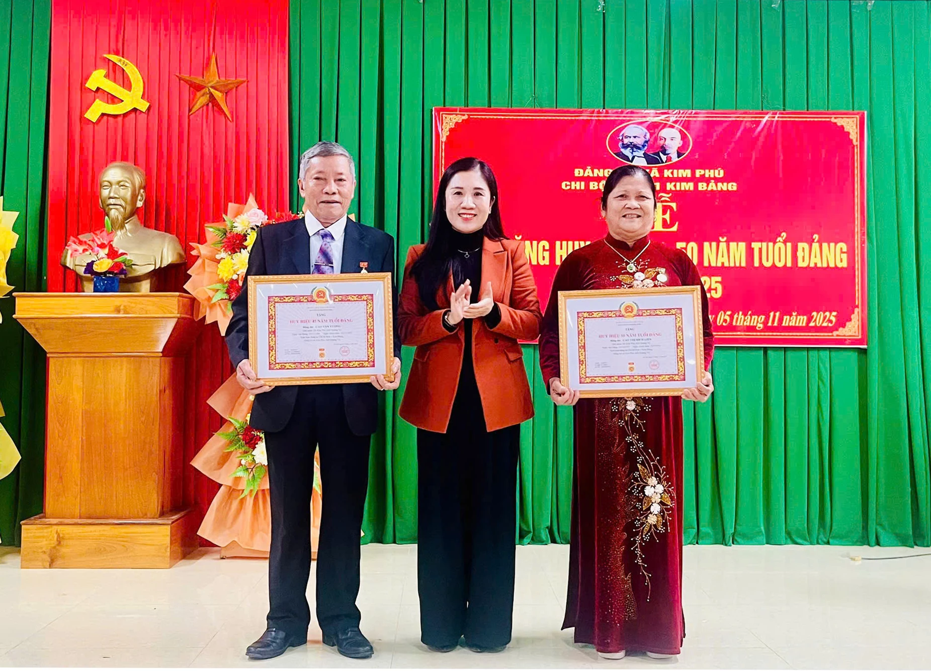 Đợt này, Đảng ủy xã Kim Phú trao Huy hiệu Đảng cho 15 đảng viên từ 30 đến 65 năm tuổi Đảng.