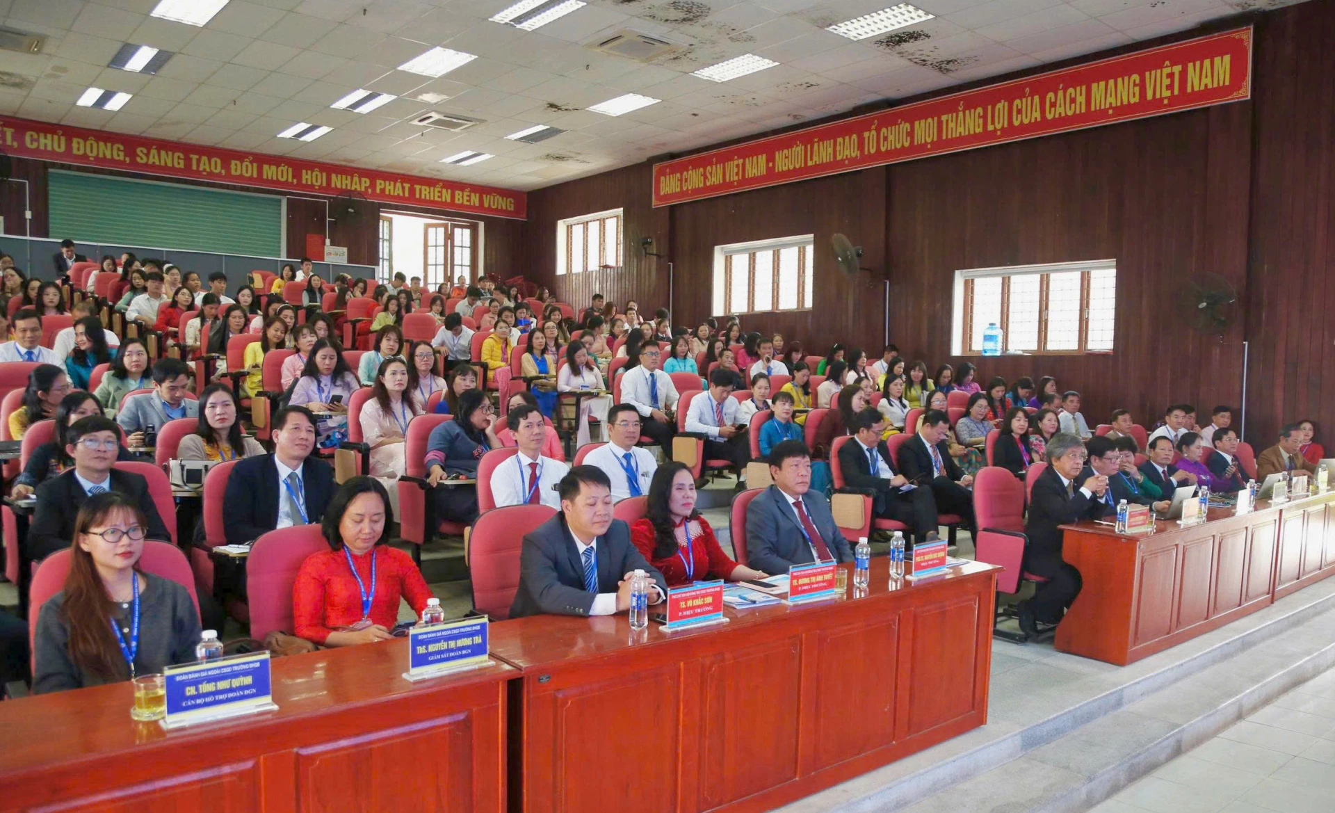 Các đại biểu, chuyên gia và lãnh đạo Trường Đại học Quảng Bình dự khai mạc đợt khảo sát chính thức đánh giá ngoài cơ sở giáo dục đại học - Ảnh: M.Đ