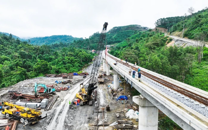 Trên công trường cải tạo đường sắt khu vực đèo Khe Nét