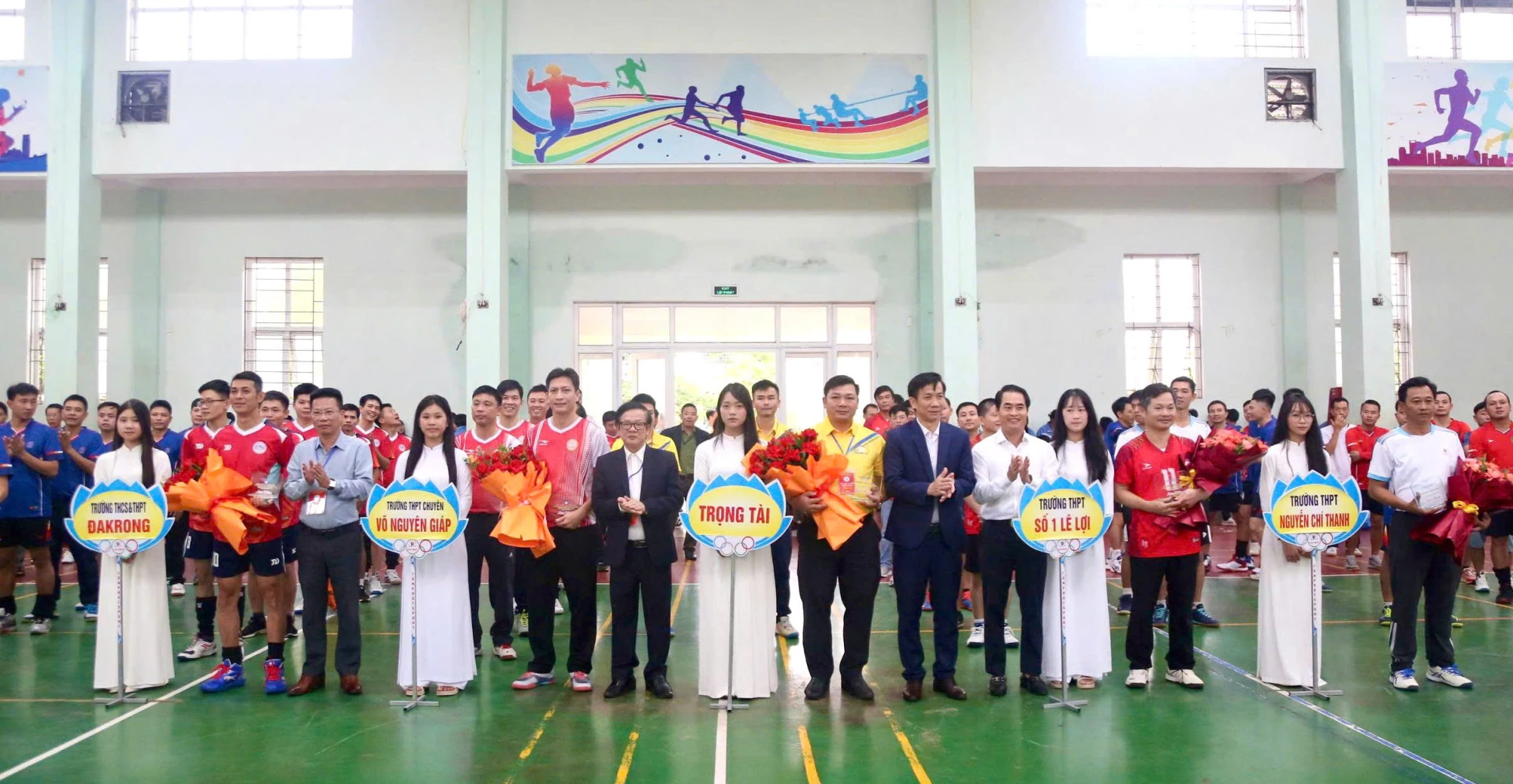 Ban tổ chức tặng hoa cho các đội bóng và trọng tài - Ảnh: M.Đ