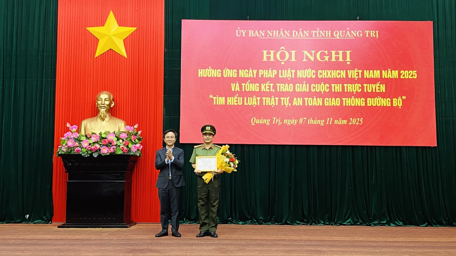 Đồng chí Phó Chủ tịch UBND tỉnh Hoàng Xuân Tân trao giải Nhất Cuộc thi “Tìm hiểu Luật trật tự, an toàn giao thông đường bộ năm 2024” - Ảnh: T.L