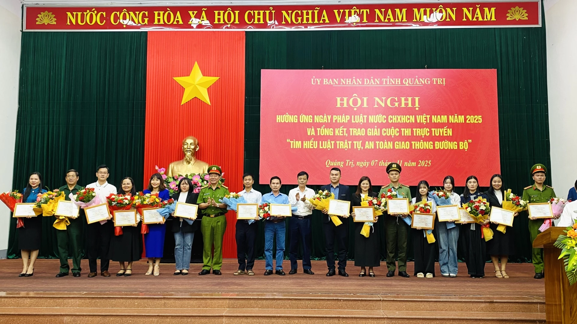 Các cá nhân đạt giải tại Cuộc thi “Tìm hiểu Luật trật tự, an toàn giao thông đường bộ năm 2024 - Ảnh: T.L