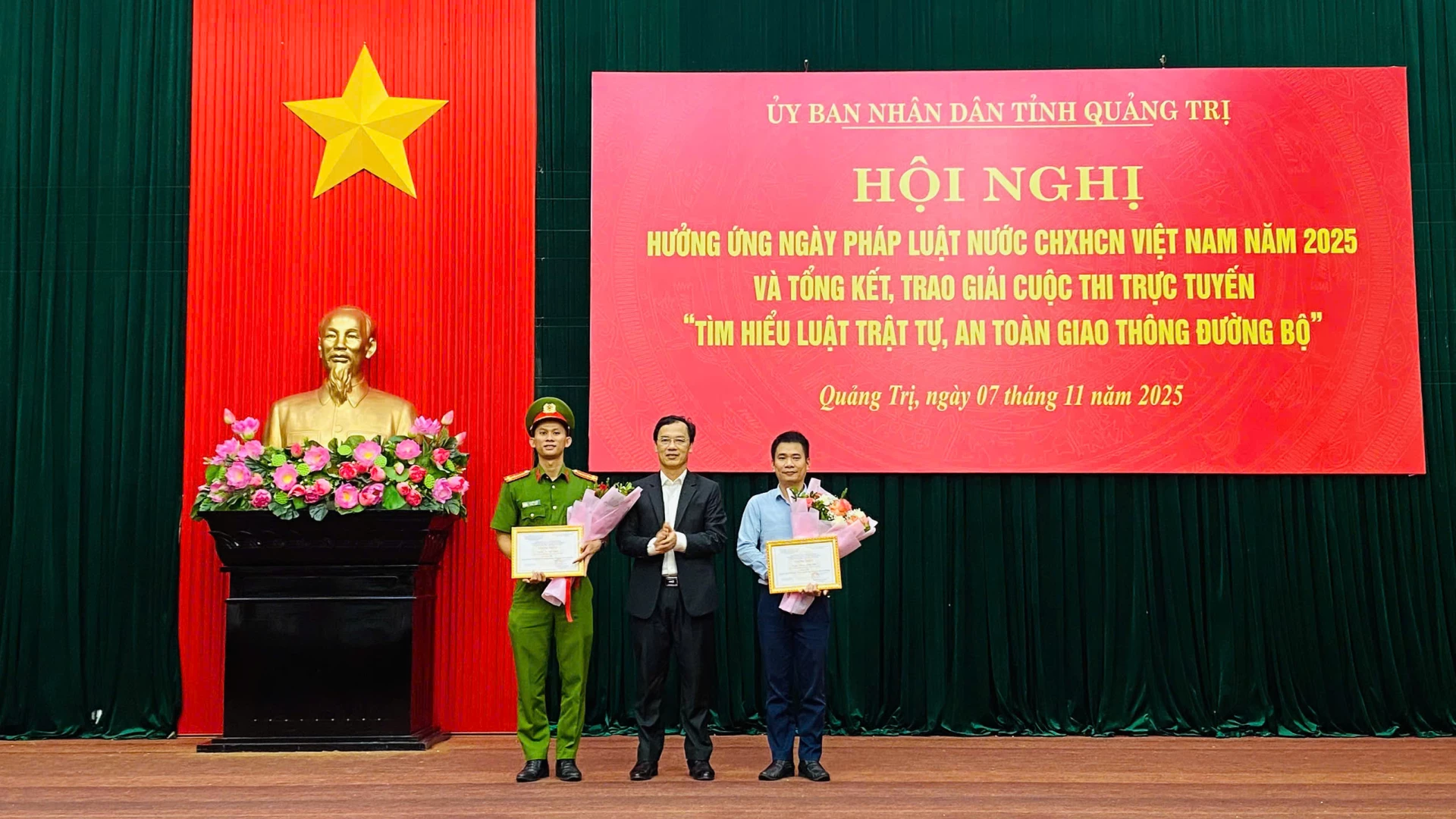 Các cá nhân đạt giải tại Cuộc thi “Tìm hiểu Luật trật tự, an toàn giao thông đường bộ năm 2024 - Ảnh: T.L