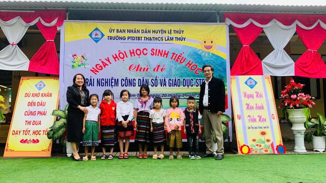 Với thầy giáo Trương Như Thuần niềm vui của học sinh, giáo viên khi đến trường là hạnh phúc lớn nhất - Ảnh: M.H