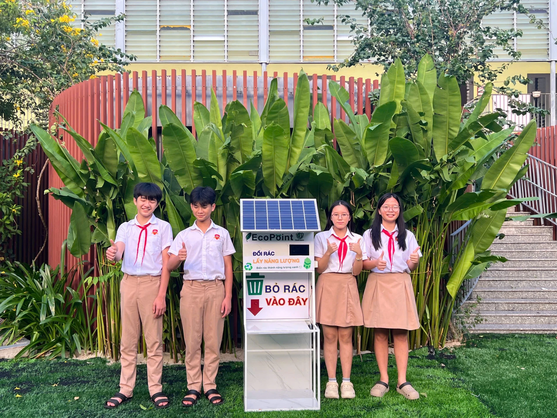 Nhóm học sinh và sản phẩm của dự án công nghệ xanh “Máy đổi rác lấy năng lượng.”
