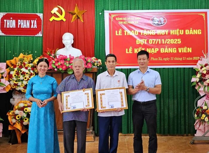 Đảng ủy xã Lệ Thủy trao Huy hiệu Đảng cho 33 đảng viên