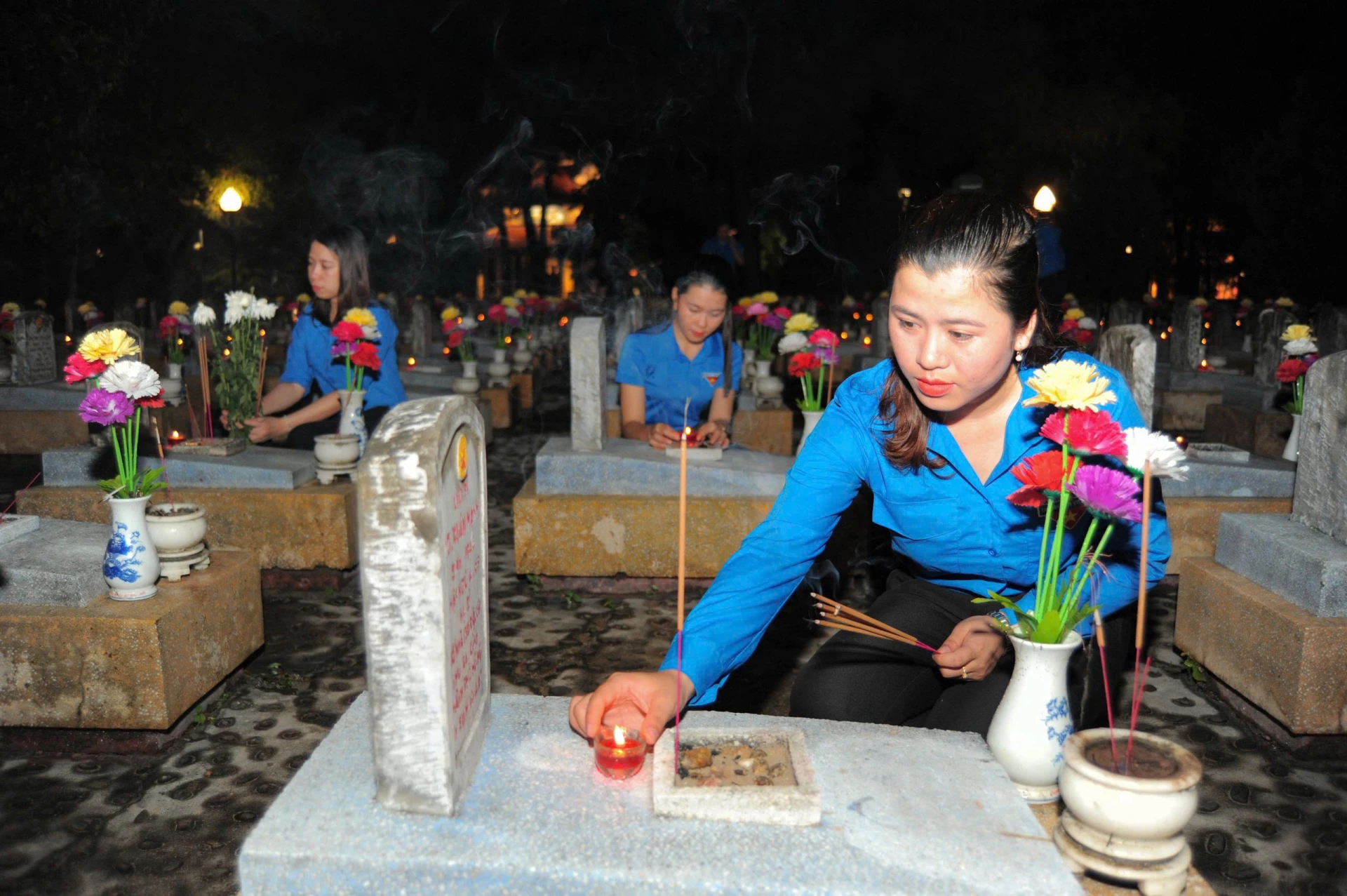 Đoàn viên, thanh niên Quảng Trị thắp nến tri ân các anh hùng, liệt sĩ          - Ảnh: T.T