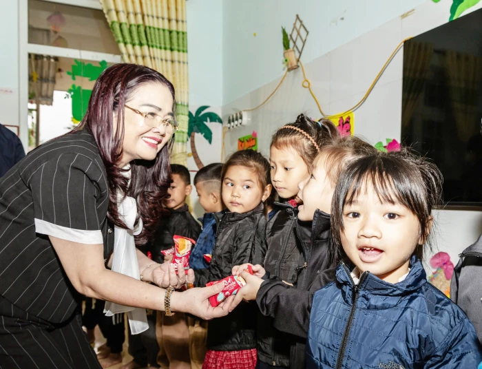 Trao tặng gần 15.000 áo ấm cho trẻ mầm non miền núi