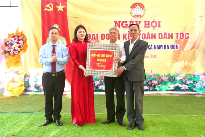 Lãnh đạo tỉnh tham dự Ngày hội "Đại đoàn kết toàn dân tộc” ở khu dân cư Biểu Lệ