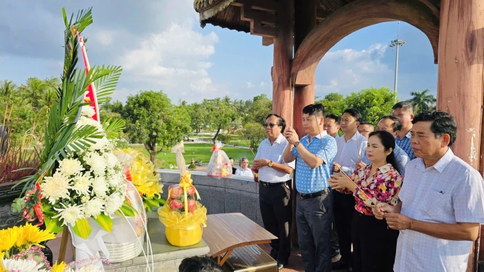 Hội Nhà báo Việt Nam tỉnh Nghệ An tri ân các anh hùng liệt sĩ tại Quảng Trị