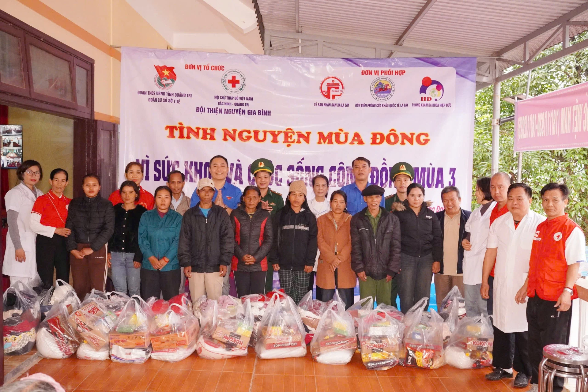 Ban tổ chức chương trình đã trao tặng 300 suất quà cho bà con đồng bào Bru - Vân Kiều, Pa Kô trên địa bàn xã La Lay. Ảnh: X.P