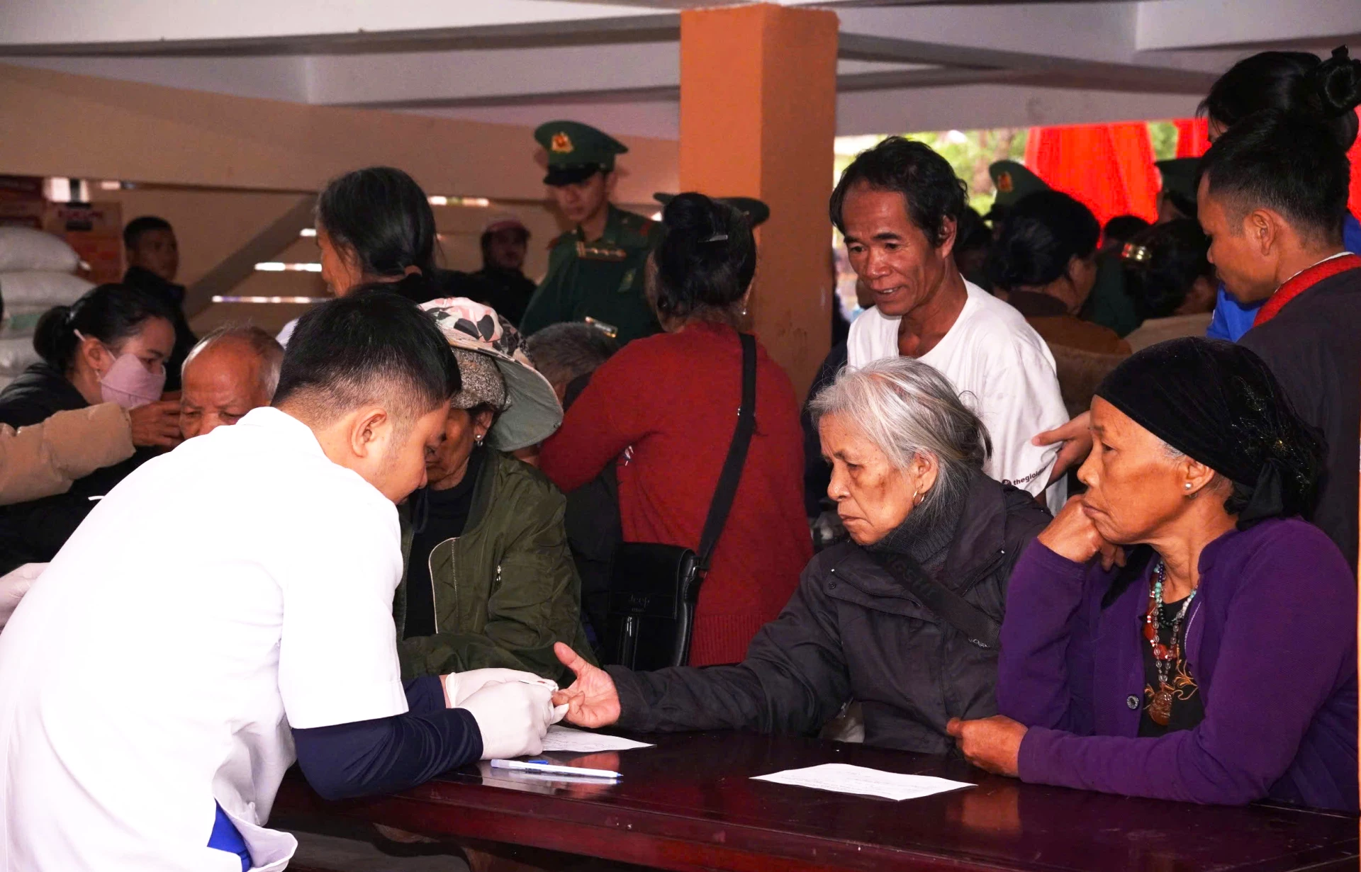 Hơn 400 người dân được khám, cấp phát thuốc miễn phí và tư vấn sức khỏe.