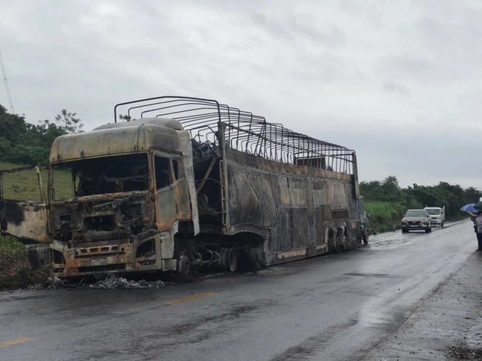 Xe tải chở 128 xe mô tô bất ngờ bốc cháy