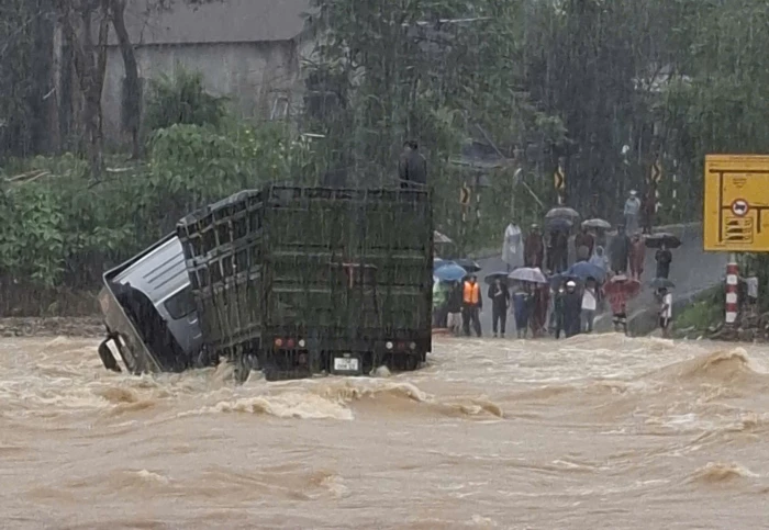 Cố vượt ngầm tràn khi nước lũ dâng cao, xe container và tài xế bị cuốn trôi