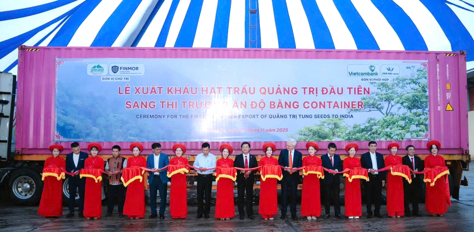 Các đơn vị liên quan cắt băng xuất khẩu lô hàng 60 tấn hạt trẩu sang thị trường Ấn Độ - Ảnh: Sepon group