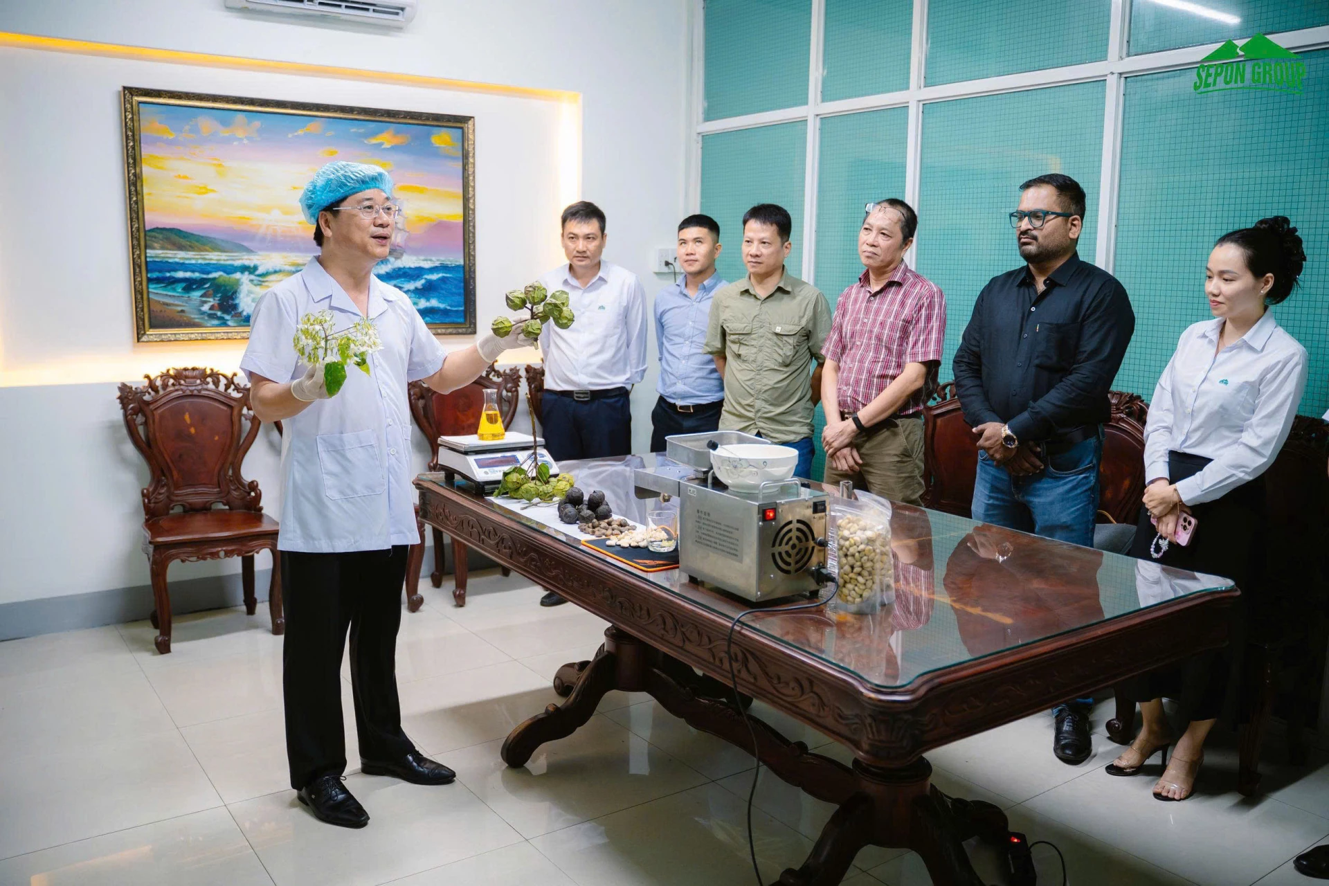 Lãnh đạo Tổng Công ty Thương mại Quảng Trị thuyết trình về hạt trẩu Quảng Trị với đối tác - Ảnh: Sepon Group