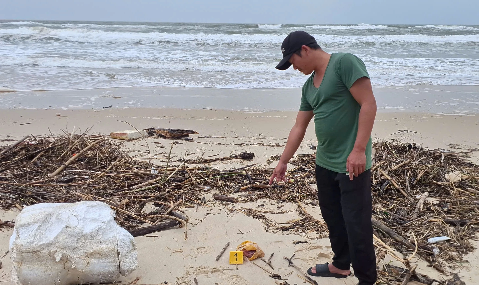 Túi nilong chứa 10 túi nhỏ nghi chứa ma tuý tổng hợp được người dân đi nhặt củi phát hiện tại bờ biển thôn Hà Tây, xã Nam Cửa Việt - Ảnh: BPTV