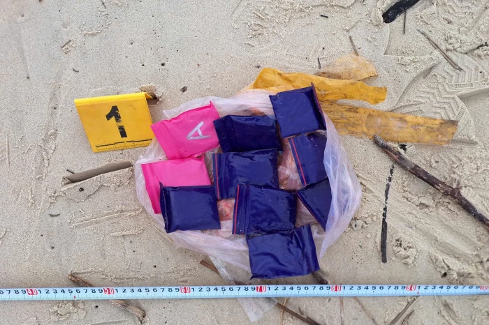 Đi nhặt củi, một người dân phát hiện nhiều túi ni lông nghi chứa ma túy tổng hợp