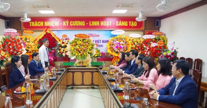 Lãnh đạo tỉnh thăm, chúc mừng Sở Giáo dục và Đào tạo nhân Ngày Nhà giáo Việt Nam 20/11