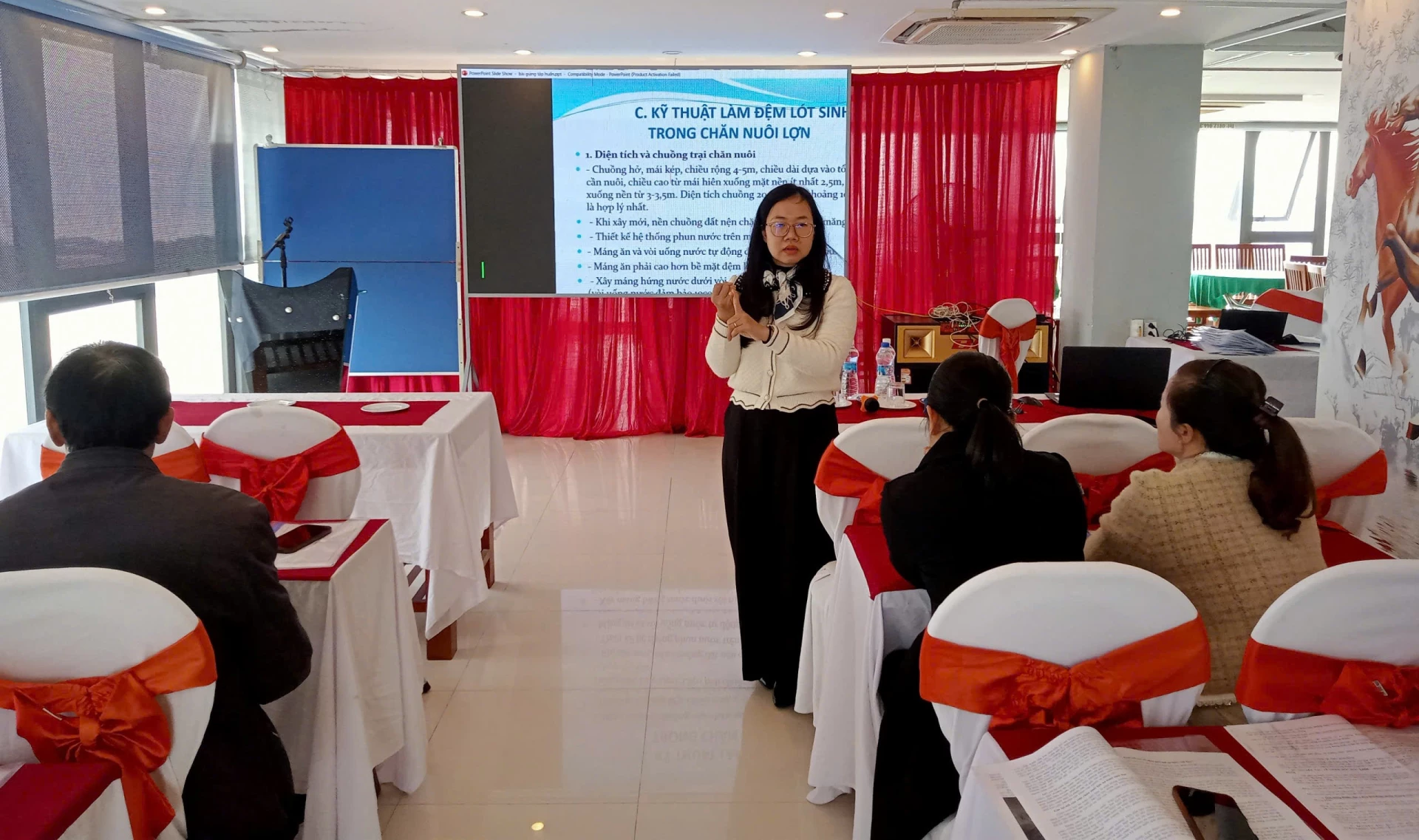 Các học viên được trang bị kiến thức về chăn nuôi lợn hữu cơ đảm bảo an toàn sinh học