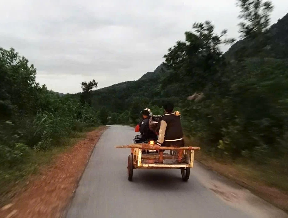 Do đường hư hỏng nên chỉ 5km đầu từ thôn Cát ra Quốc lộ đi được xe máy gánh võng chở sản phụ đến bệnh viện - Ảnh: CTV
