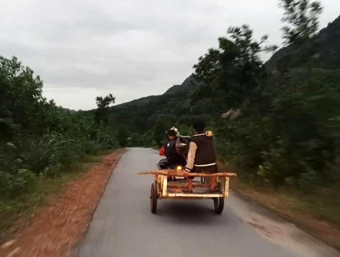 Hàng chục thanh niên xã Hướng Phùng xuyên đêm đưa sản phụ vượt lũ đến bệnh viện