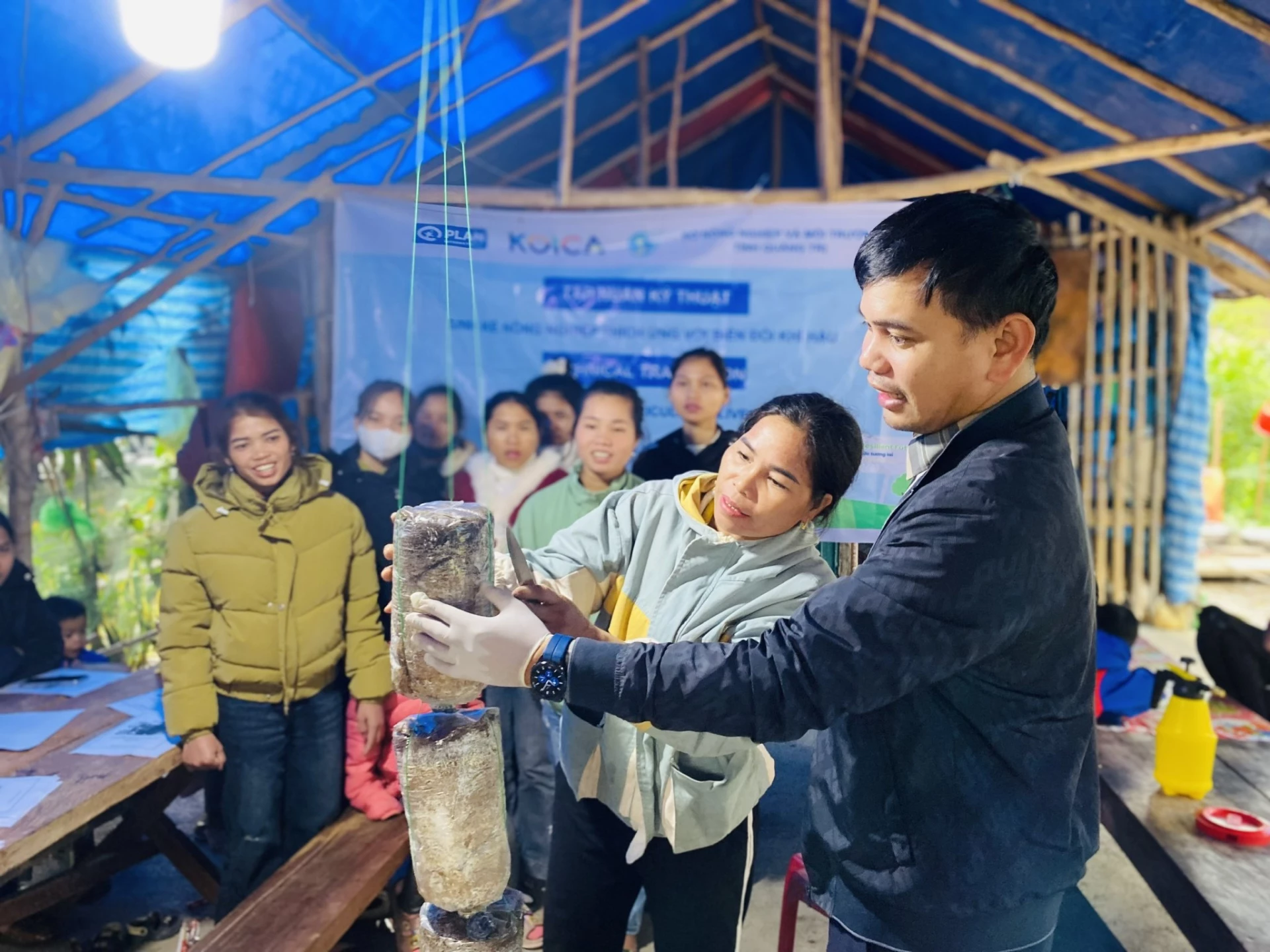 Cán bộ khuyến nông hướng dẫn kỹ thuật trồng nấm cho bà con - Ảnh: T.L