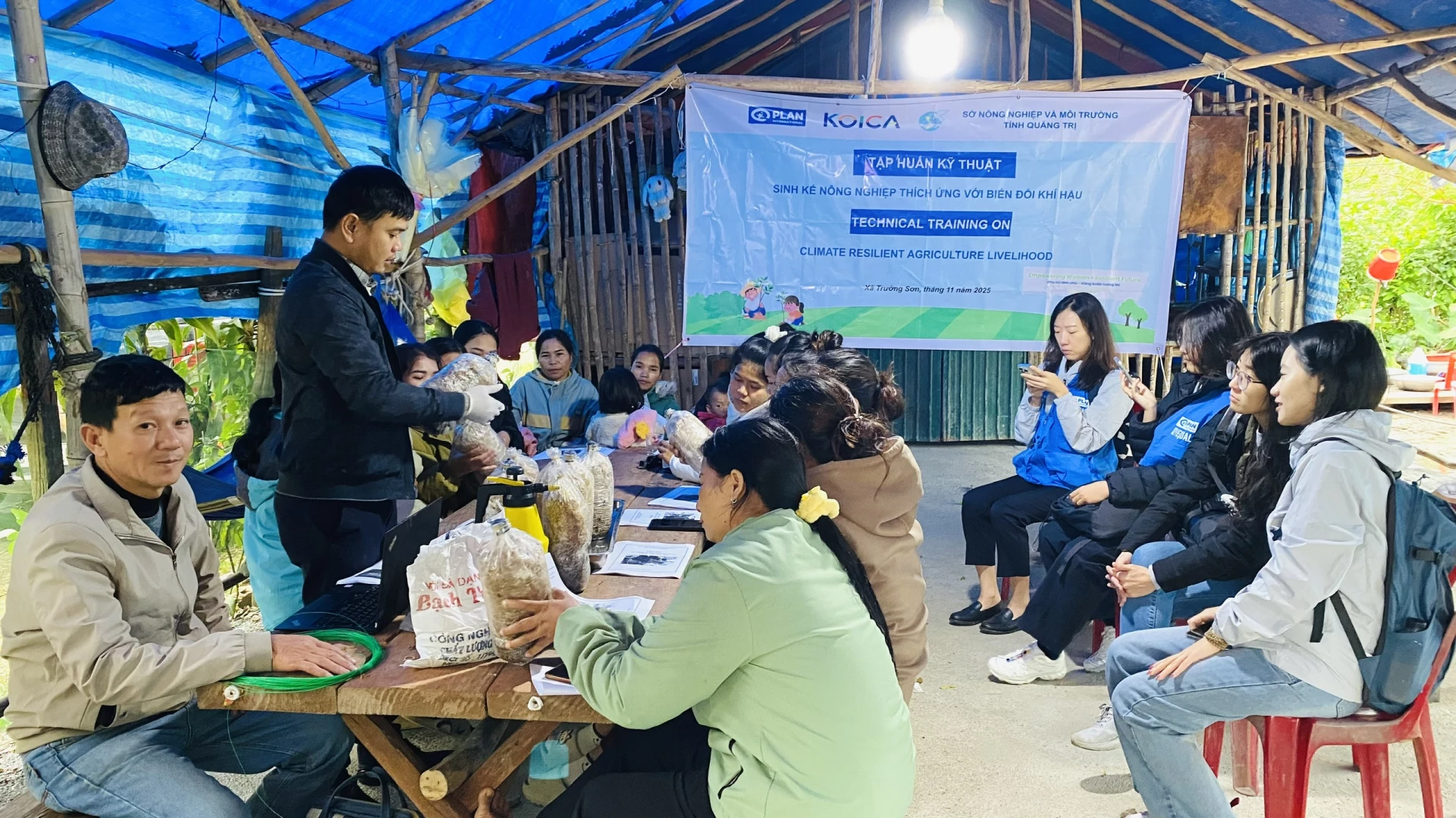 Chương trình tập huấn kết hợp giữa lý thuyết và thực hành tại hiện trường - Ảnh: T.L