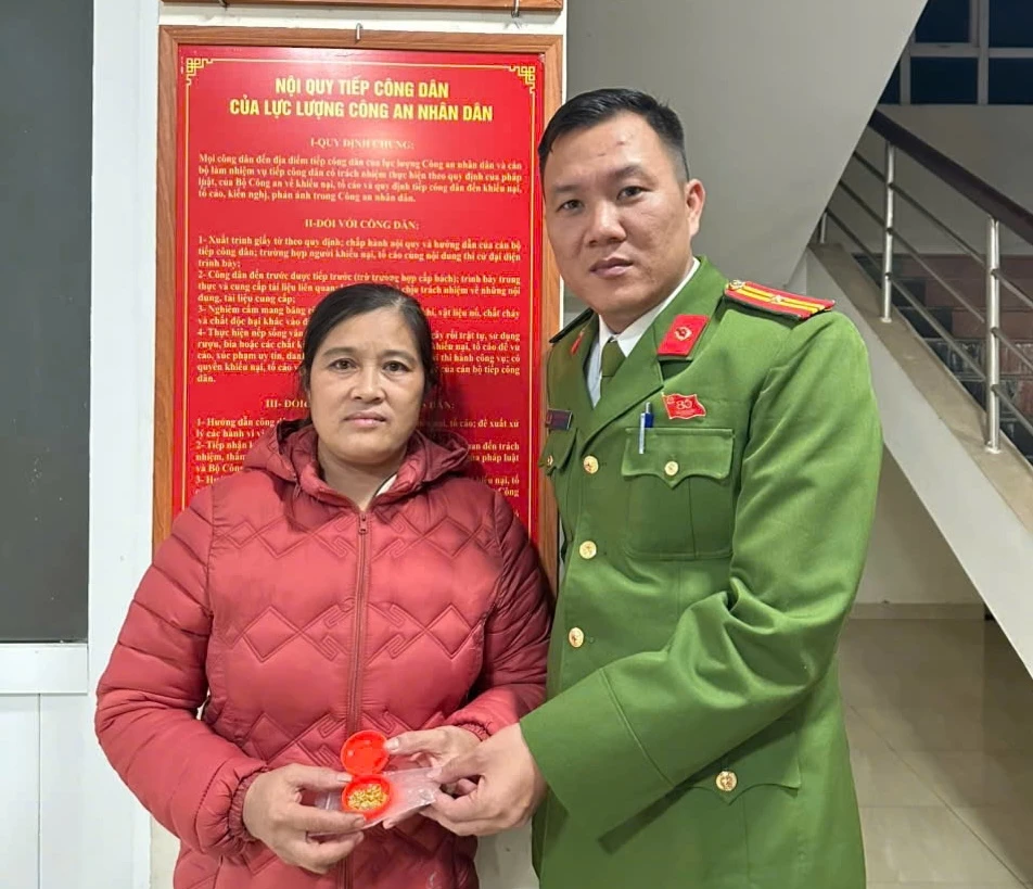 Công an xã Vĩnh Linh trao trả toàn bộ tài sản cho chủ nhân - Ảnh: CA Vĩnh Linh