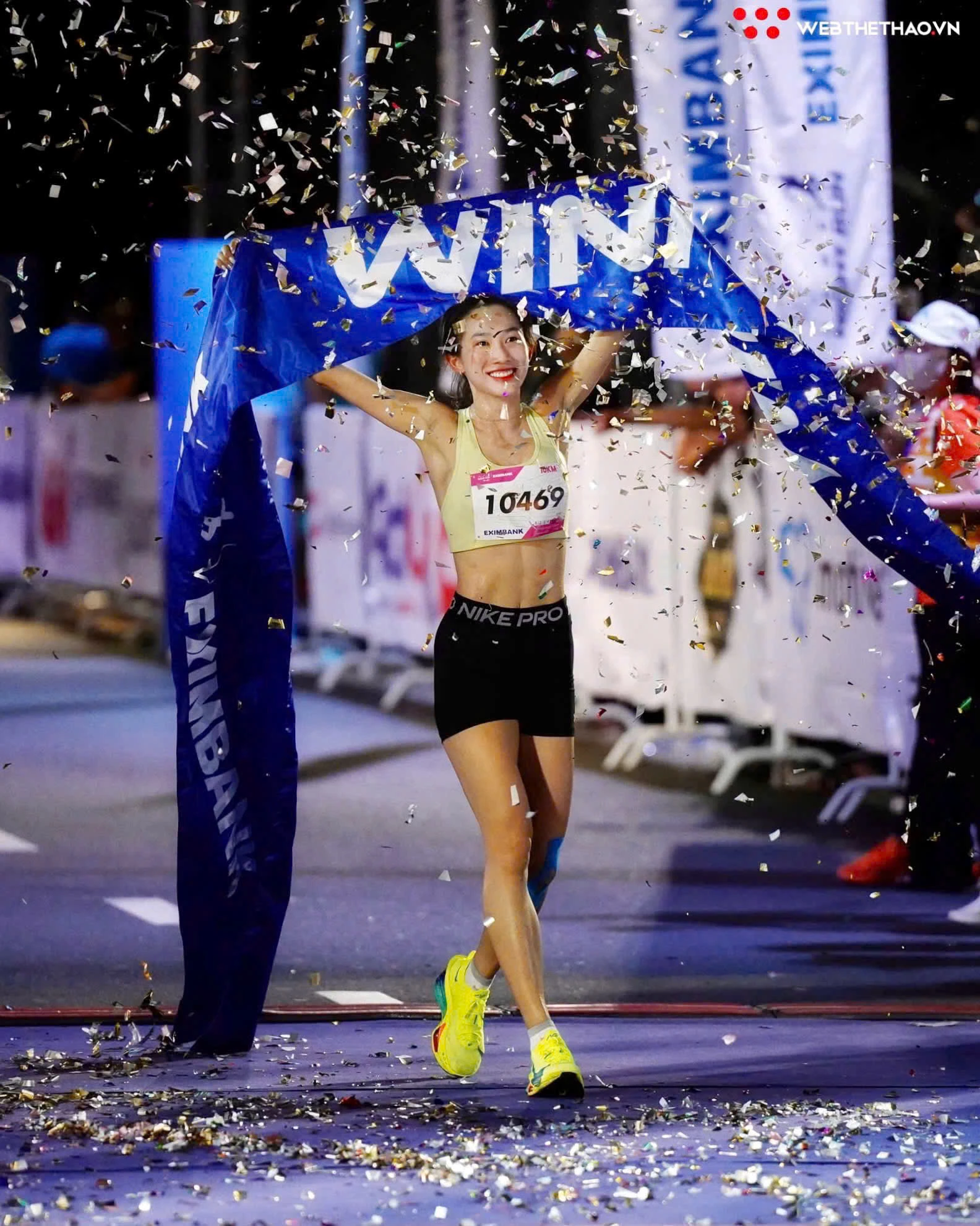 VĐV Khánh Ly trong niềm vui chiến thắng tại Ho Chi Minh City Night Run 2025 - Ảnh: NVCC