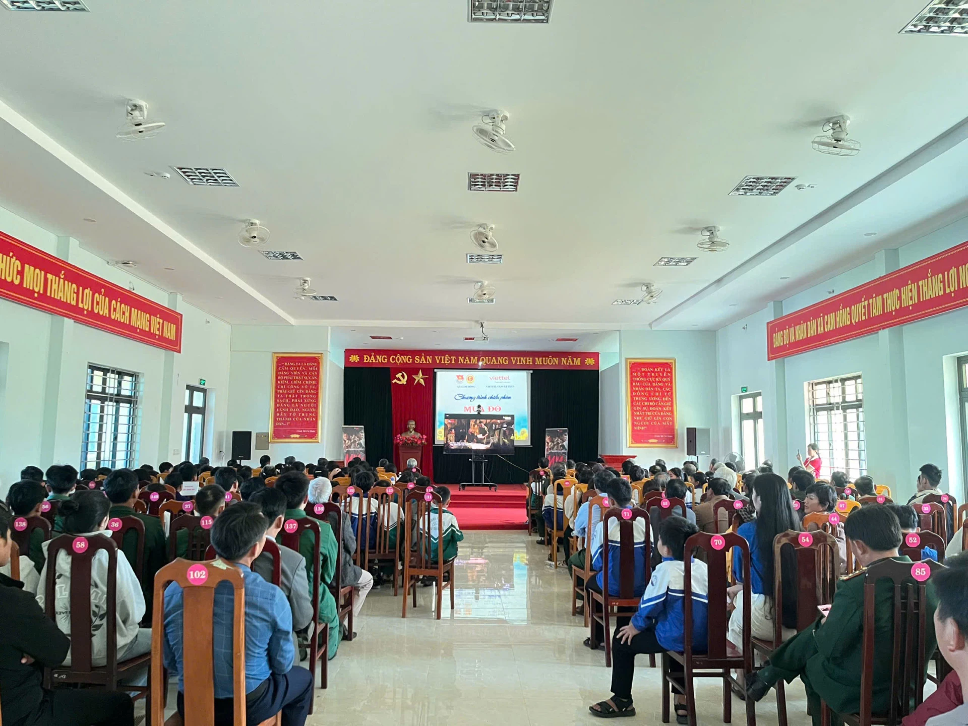 Buổi chiếu phim thu hút đông đảo Cựu chiến binh, đoàn viên, thanh niên và Nhân dân xã Cam Hồng tham dự - Ảnh: N.H 