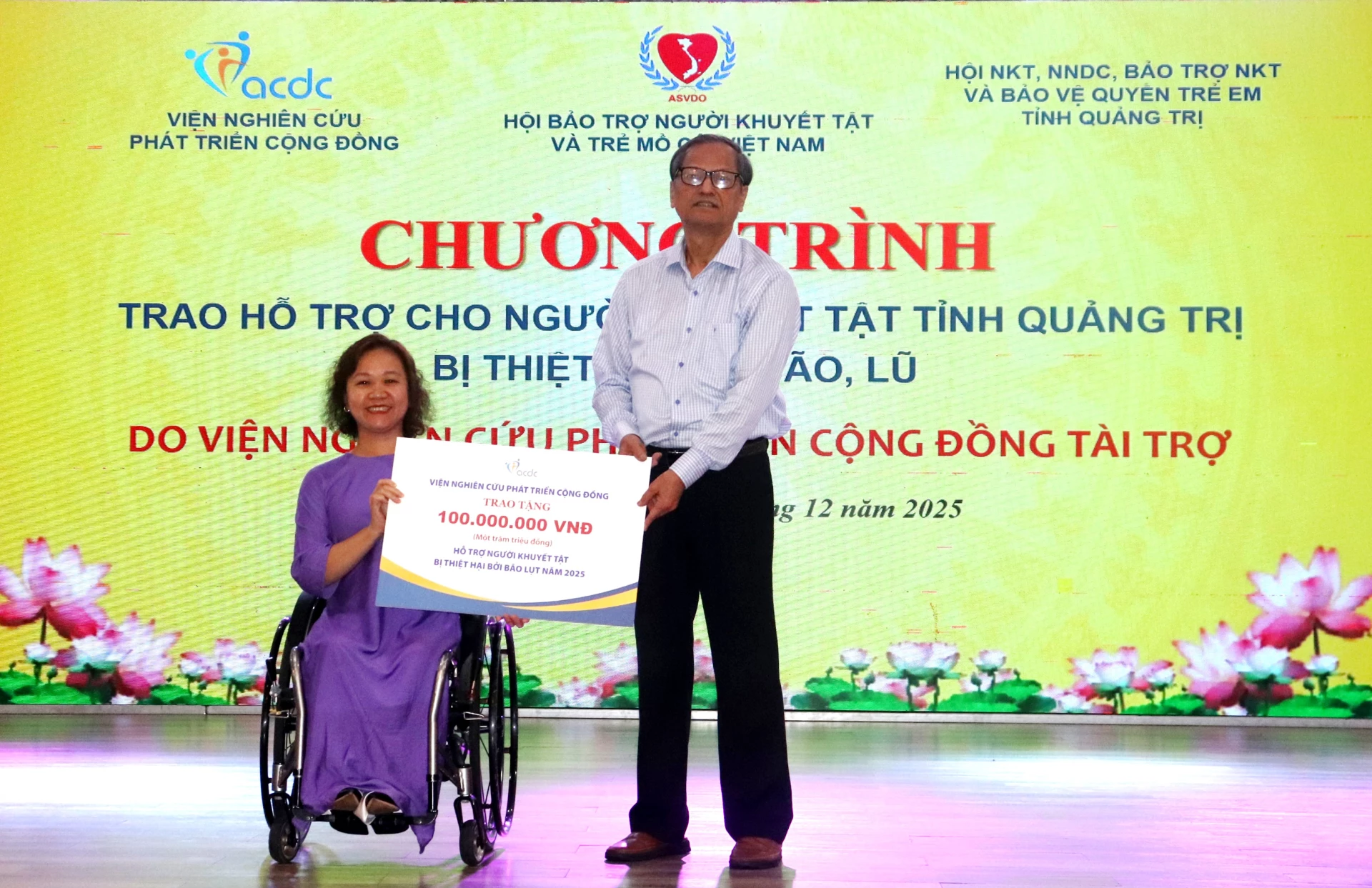 Viện nghiên cứu phát triển cộng đồng (ACDC) trao tặng biển tượng trưng cho Hội Người khuyết tật, nạn nhân da cam, bảo trợ người khuyết tật và bảo vệ quyền trẻ em tỉnh Quảng Trị - Ảnh: T.P