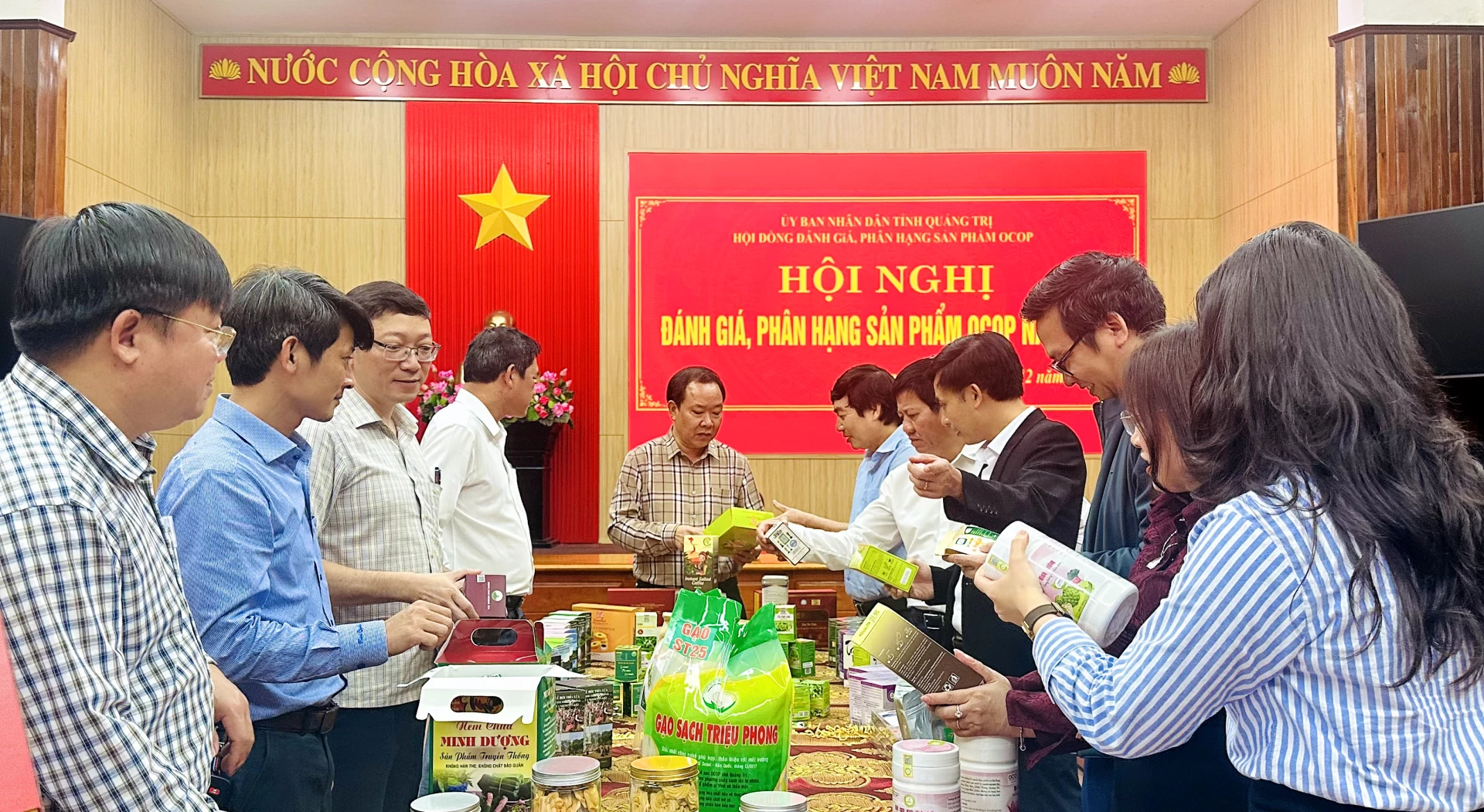 Hội đồng đánh giá, phân hạng sản phẩm OCOP tỉnh xem xét, đánh giá từng sản phẩm cụ thể - Ảnh: B.N