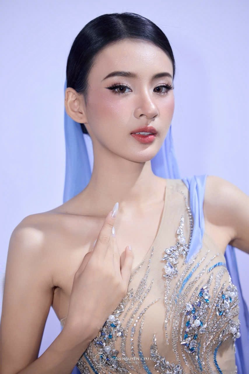 Với tôi, Miss World Vietnam là hành trình như thế – cánh cửa giúp tôi vượt qua giới hạn của bản thân, học cách tự tin và gặp gỡ những con người truyền cảm hứng, cô nói.