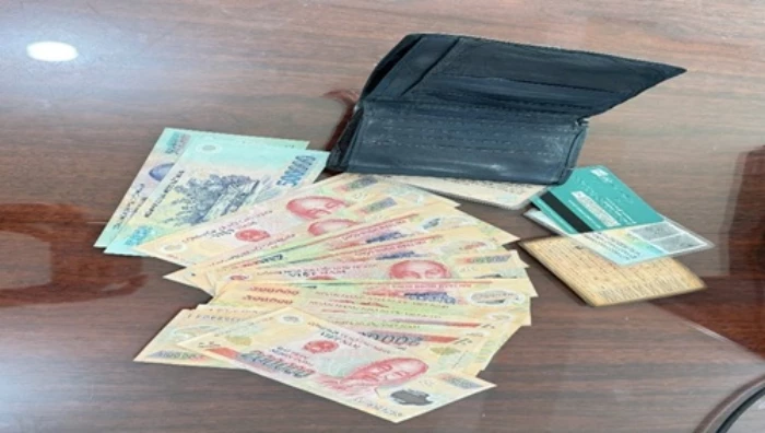 Một học sinh trả lại gần 23 triệu đồng cho người đánh rơi