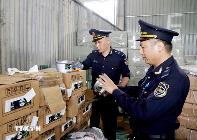 Lực lượng Hải quan cửa khẩu quốc tế Hữu Nghị (Lạng Sơn) kiểm tra nhãn mác hàng hóa nhập khẩu tại kho bãi khu vực cửa khẩu. (Ảnh: Quang Duy/TTXVN)