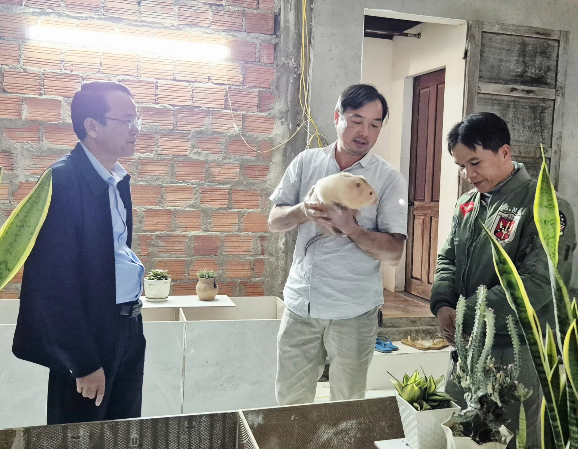 Anh Nghĩa sẵn sàng chia sẻ kinh nghiệm sản xuất từ mô hình mới của mình - Ảnh: K.S