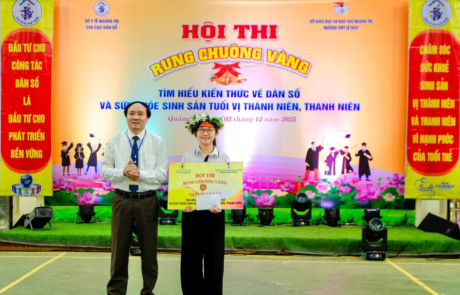 Ban Tổ chức trao Giải Nhất cho thí sinh xuất sắc tại Hội thi Rung chuông vàng.