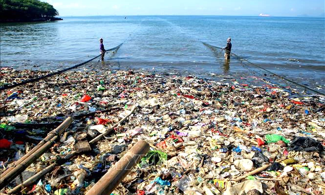 Rác thải nhựa trên bờ biển Sukaraja ở Lampung, Indonesia. Ảnh: THX/TTXVN