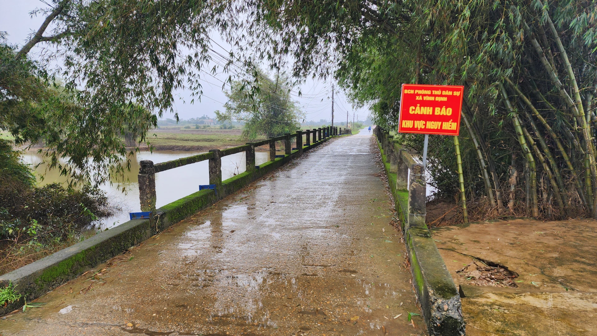 Cầu Bến Làng Trâm Lý xuống cấp nghiêm trọng, chính quyền địa phương phải đặt biển cảnh báo nguy hiểm - Ảnh: T.H