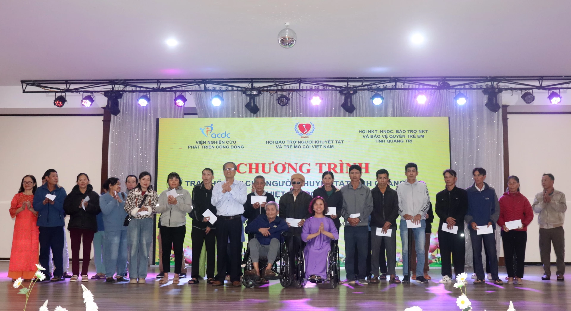 Trao quà cho người khuyết tật bị ảnh hưởng bởi thiên tai - Ảnh: T.P