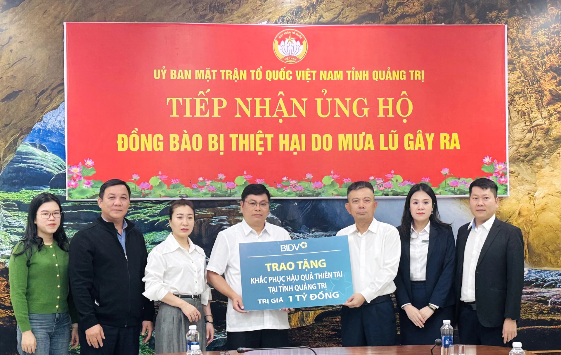 Đại diện Ủy ban MTTQ Việt Nam tỉnh tiếp nhận nguồn hỗ trợ khắc phục hậu quả thiên tai từ BIDV-Chi nhánh Quảng Bình - Ảnh: B.N