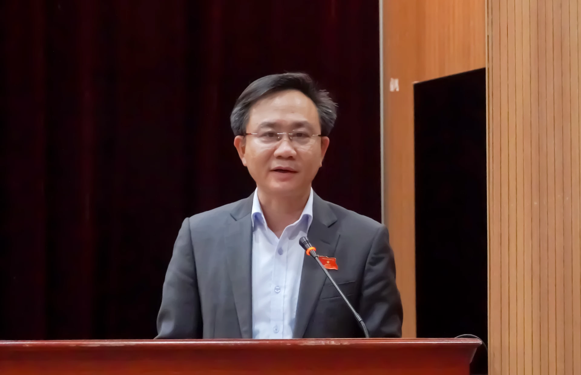 Phó Chủ tịch UBND tỉnh Hoàng Xuân Tân tiếp thu ý kiến, kiến nghị của cử tri - Ảnh: N.H