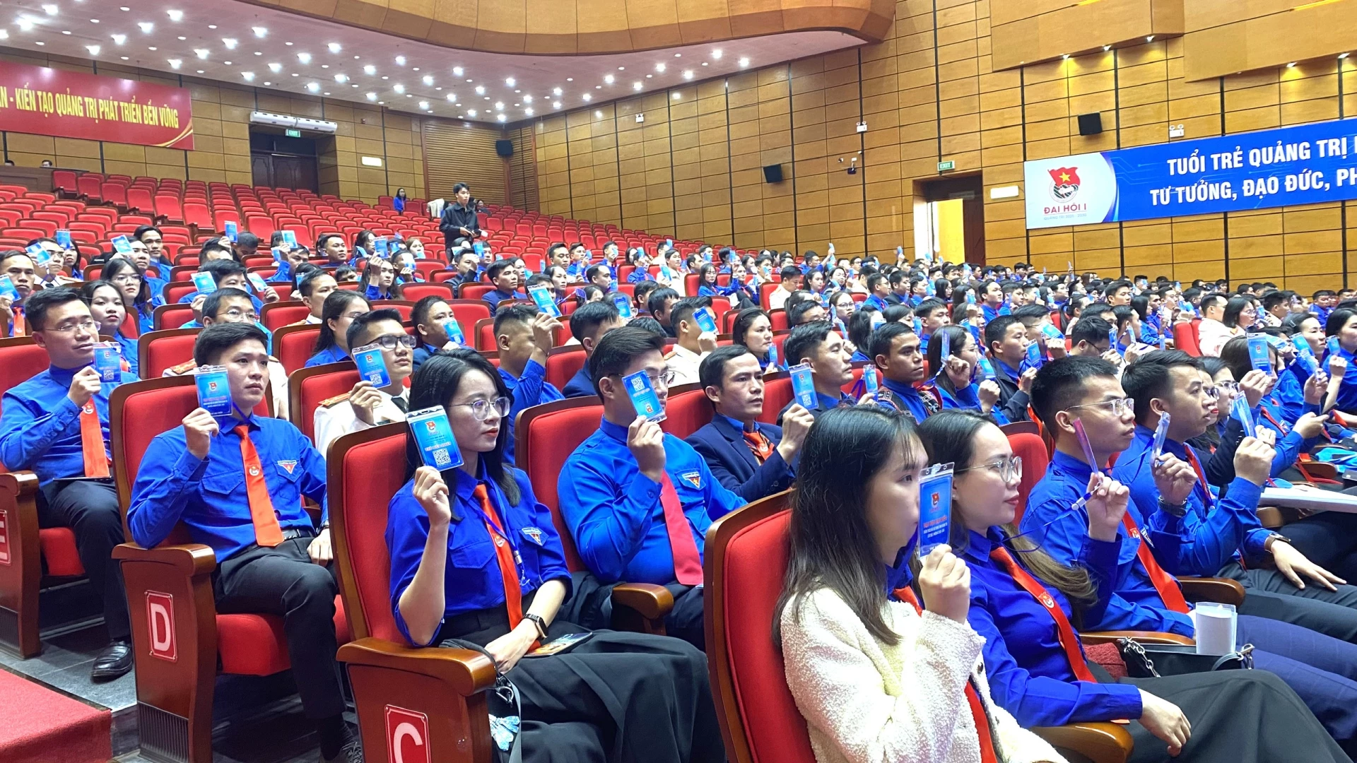 Biểu quyết thông qua các nội dung tại đại hội - Ảnh: NL