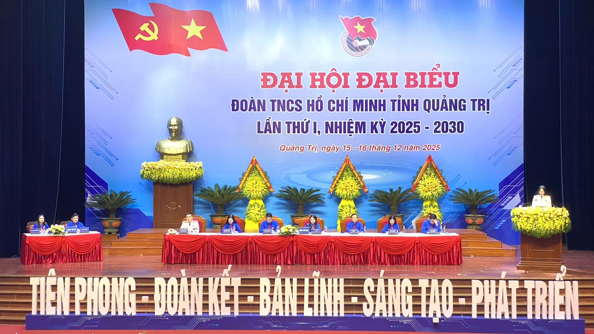 Đoàn Chủ tịch và Đoàn Thư ký đại hội - Ảnh: NL